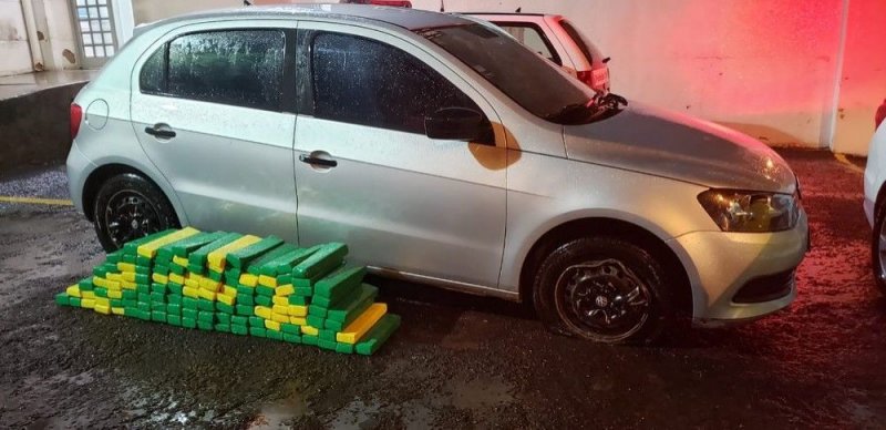 Suspeito abandona carro com mais de 100 tabletes de maconha