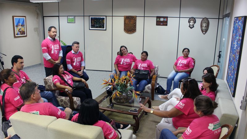Agentes de saúde recebem camisetas para campanha da mamografia