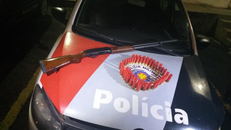 Espingarda e munições são apreendidas em sítio