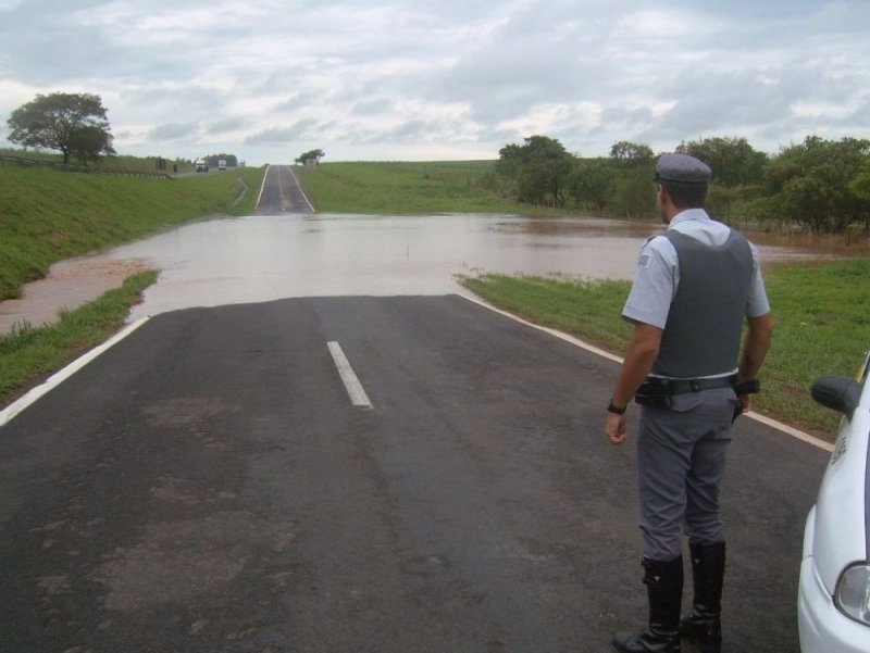 Concessionária terá que construir nova ponte em trecho alagado da Rondon em Penápolis