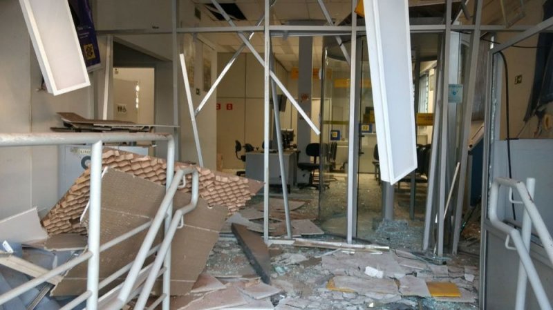 Explosão destrói agência do Banco do Brasil em Avanhandava
