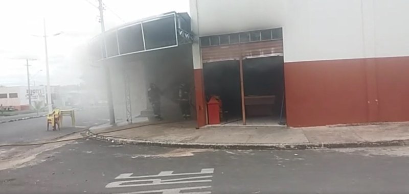 Homem é resgatado de dentro de bar pegando fogo no Jardim Pevi