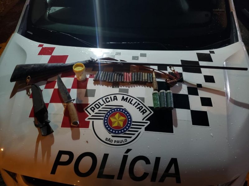 Homem é preso com armas e munições