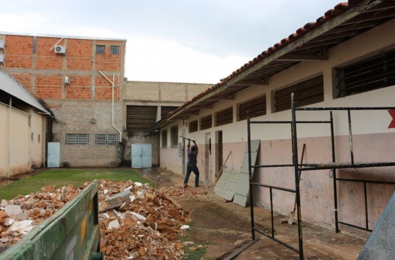 Câmara cobra conclusão da reforma do Parque Aquático