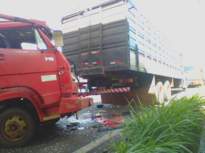 Motorista morre prensado na traseira de caminhão na Marechal Rondon