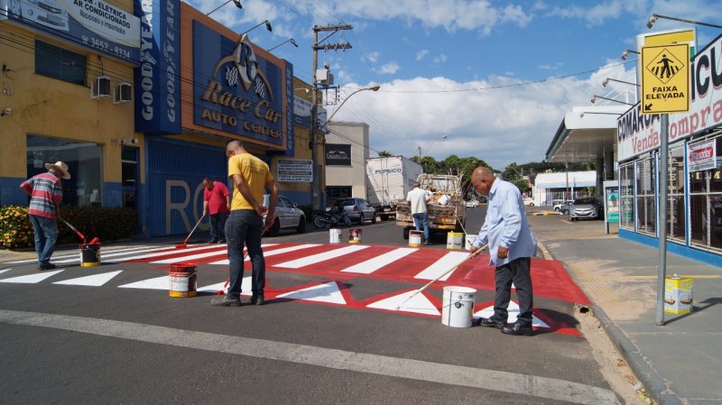 Trânsito conclui pintura indicativa de faixas elevadas