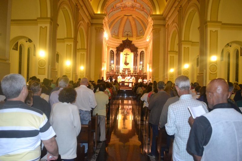 Católicos e evangélicos suspendem celebrações