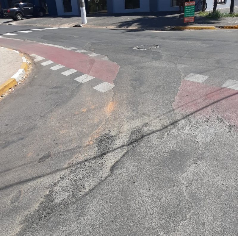 Obra Recente: Câmara questiona deterioração em parte de recapeamento