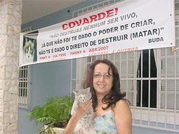 Reação: Aposentada protesta contra envenenamento de gatos