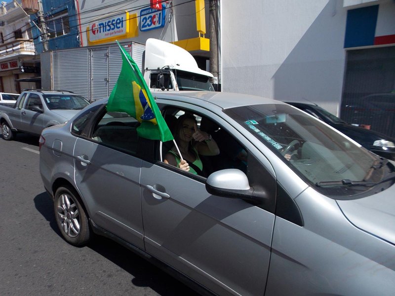 Carreata: Comerciantes e autônomos pedem a reabertura do comércio