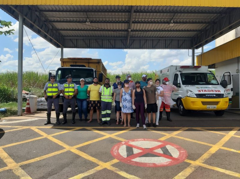 Voluntários distribuem marmitas na beira de rodovia