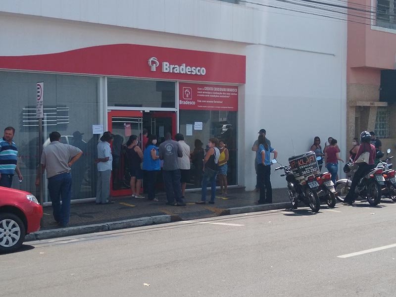 Bancos tiveram filas e aglomerações de clientes nesta sexta-feira