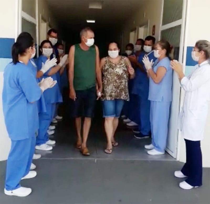 Vídeo mostra casal saindo de hospital após tratamento contra o Covid-19