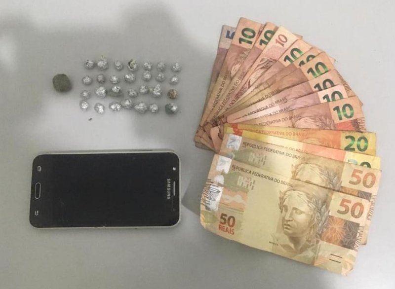 Jovem engole porções de droga antes de ser preso
