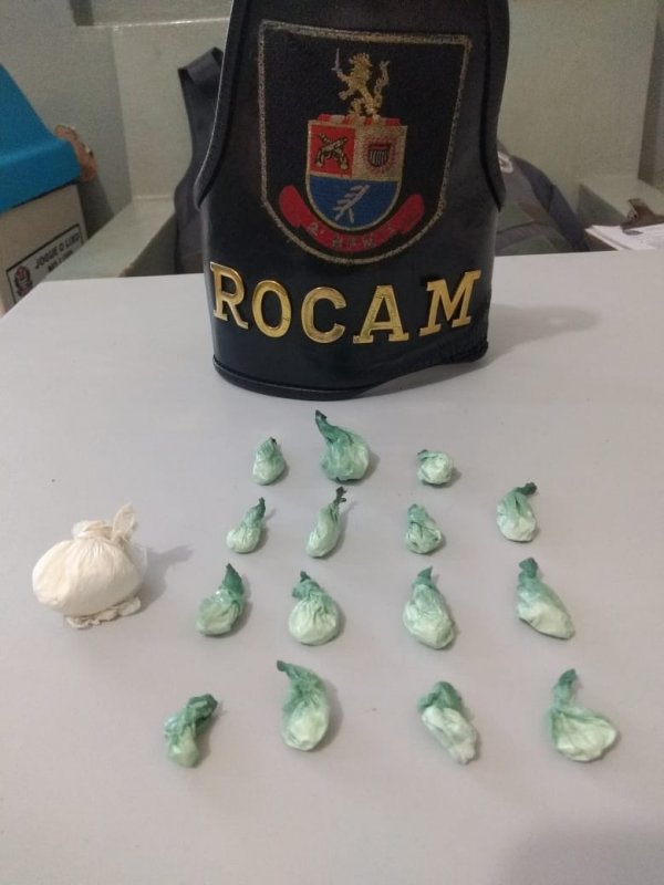 Polícia prende jovem com porções de cocaína