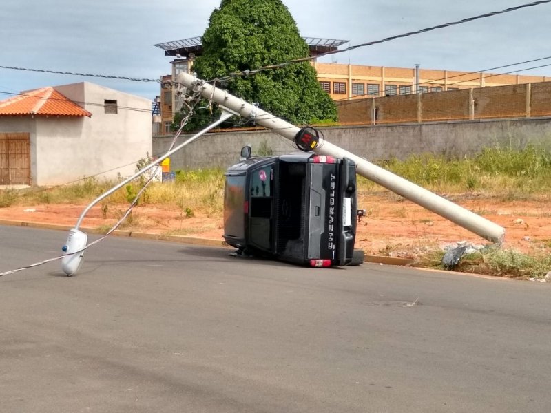 Mulher tomba veículo ao bater  em poste após mal súbito