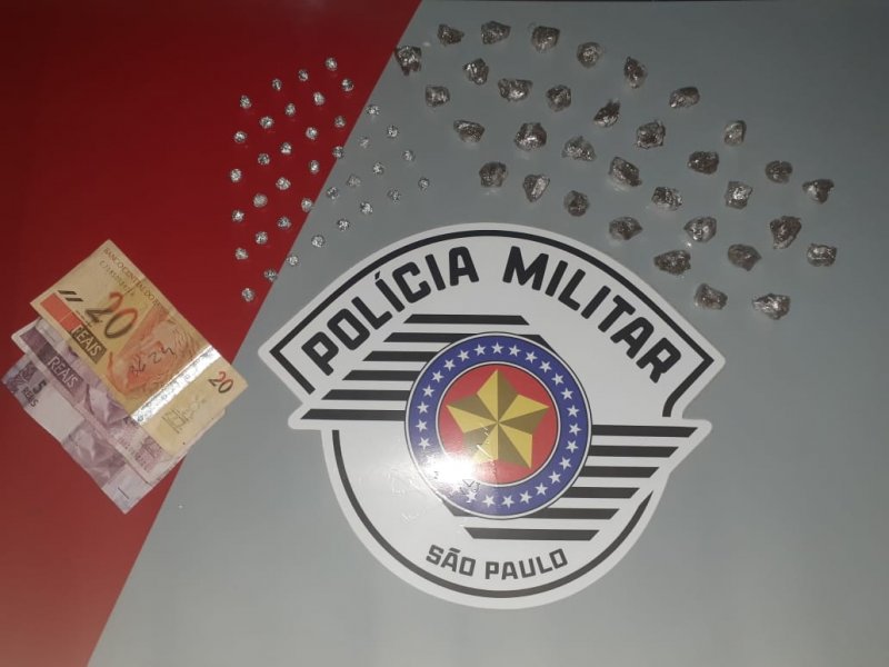 Servente é preso com porções de maconha e crack