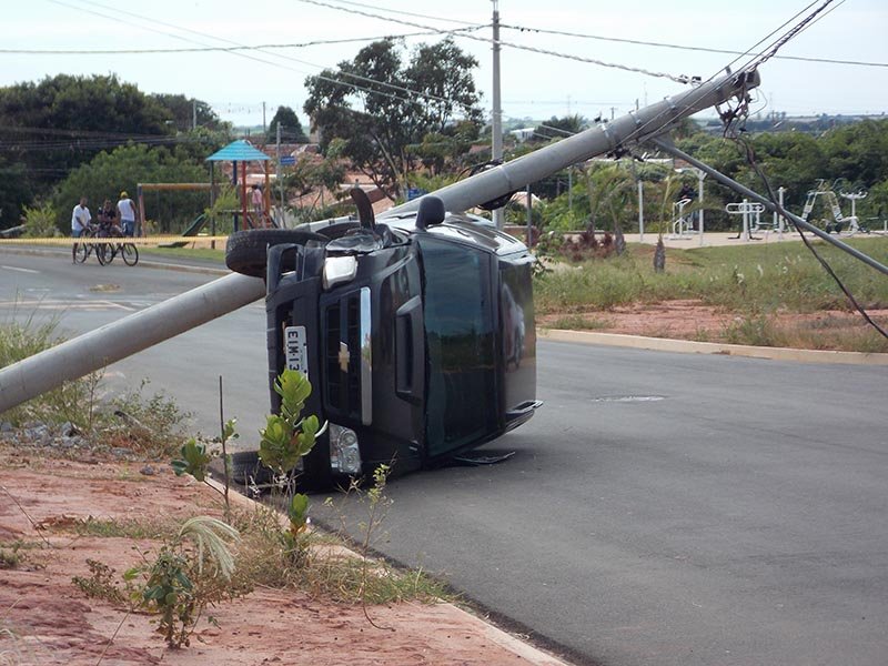 Residencial Mais Solar: Mulher tomba veículo ao bater em poste após mal súbito