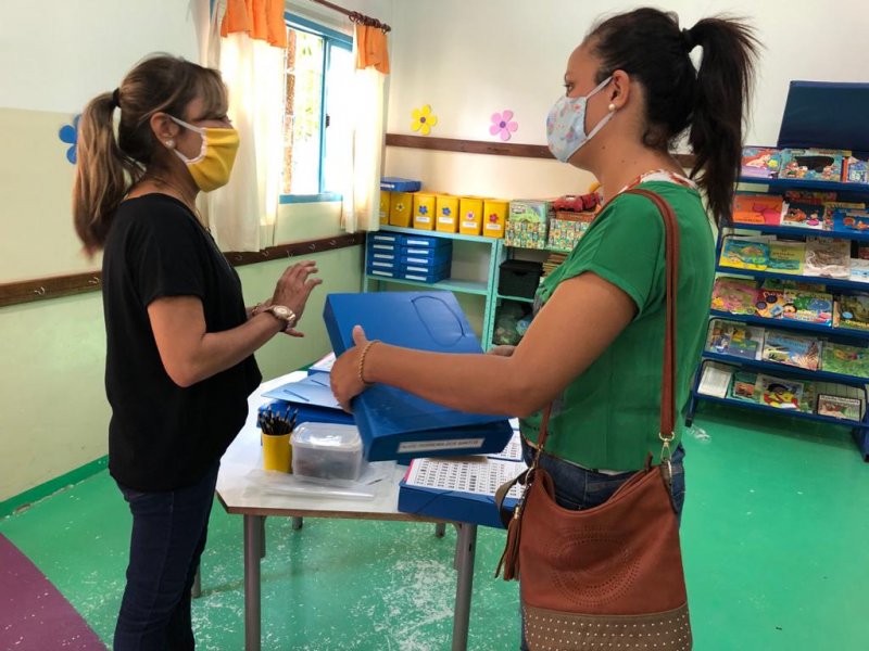 Escolas municipais distribuem material com atividades para os alunos