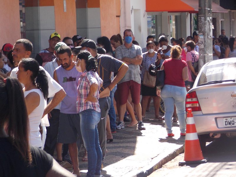 Saques do Auxílio Emergencial gera filas na Agência da Caixa