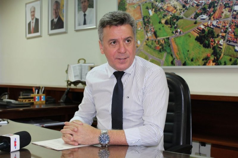 Prefeito participa de videoconferência em favor da flexibilização