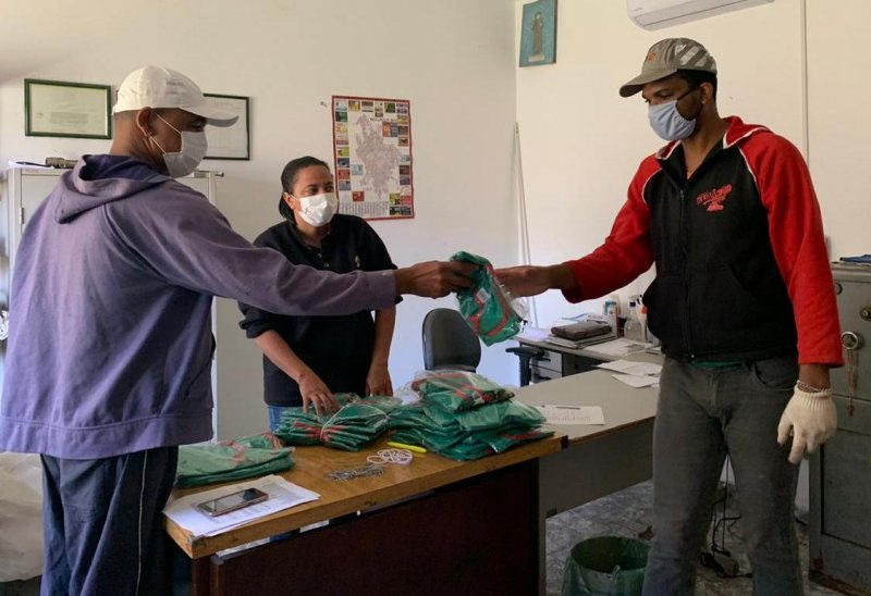 Daep entrega coletes de uniforme aos cooperados