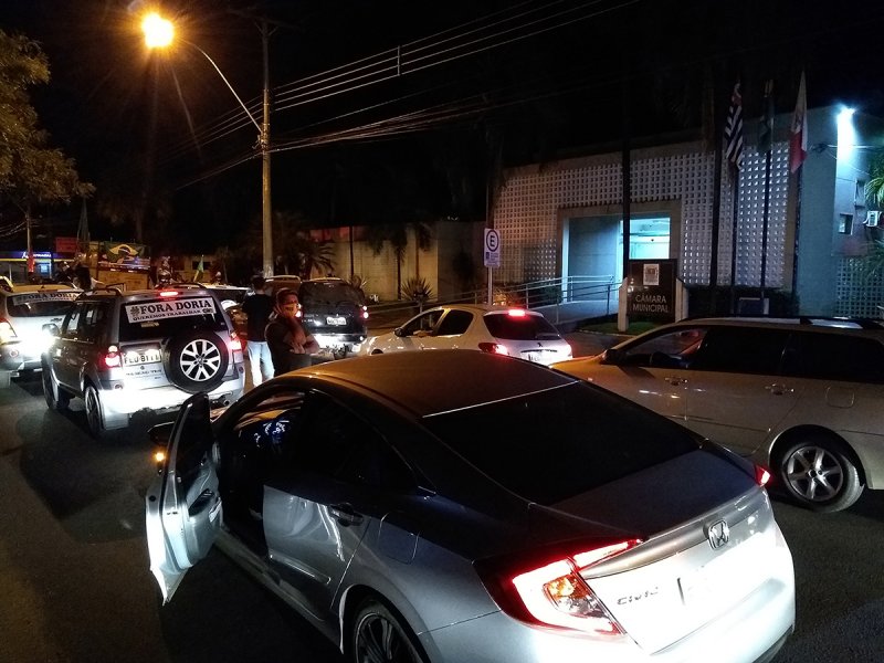Reivindicações: Manifestantes fazem buzinaço em frente à Câmara