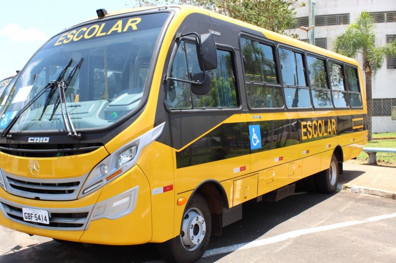 Governo de São Paulo entrega ônibus escolares para a região