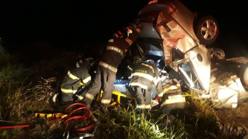 Motorista fica ferido ao capotar carro na Assis