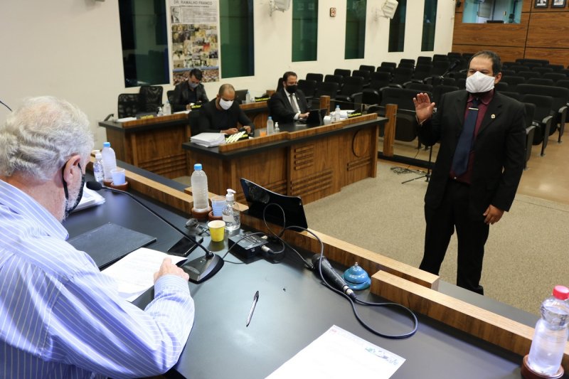 Câmara Municipal empossa Lucas Casella como vereador