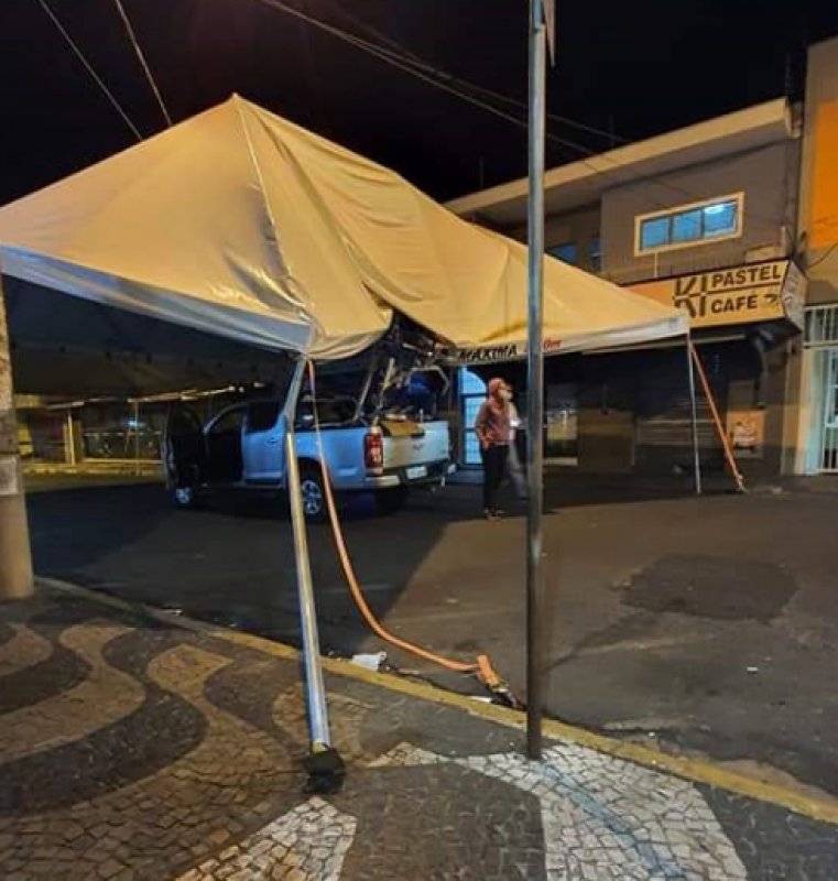 Caminhonete danifica tenda montada no centro da cidade