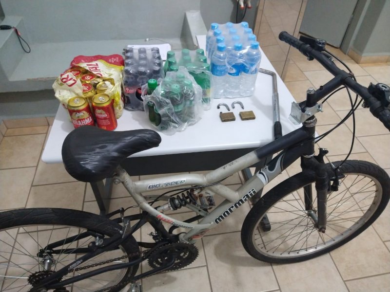 Homem é flagrado com bebidas furtadas de trailer