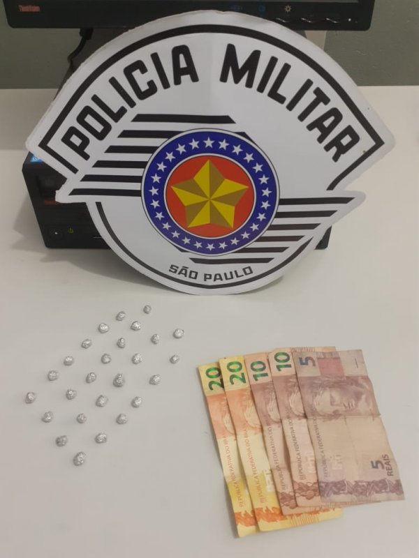 Autônomo é preso após dispensar pedras de crack