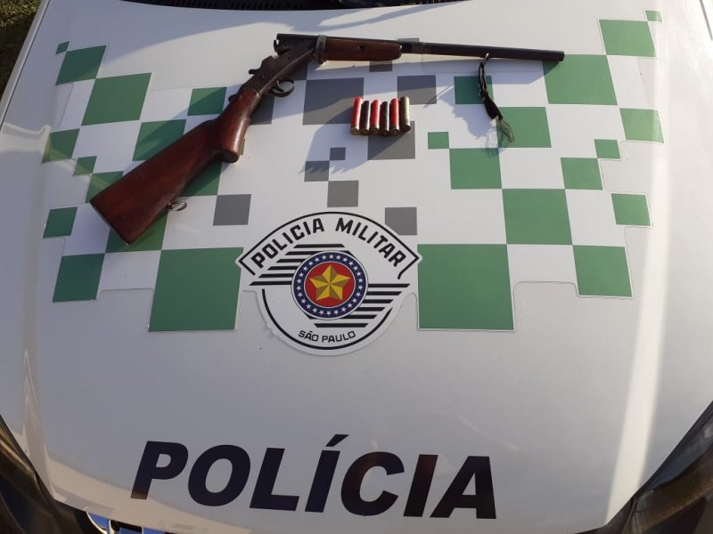 Soldador é preso após ser flagrado com arma em casa