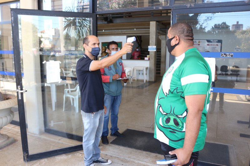 Combate ao Covid-19: Prefeitura utiliza termômetro digital para aferir temperatura de munícipes