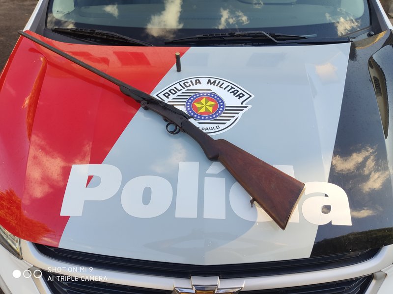 Oleiro é preso com espingarda em olaria