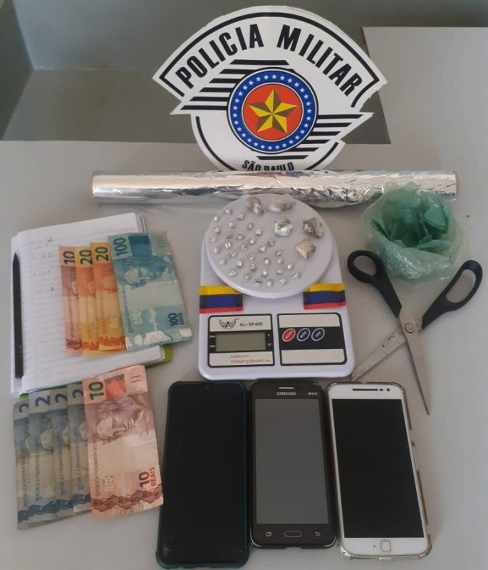 Açougueiro e adolescente são flagrados com drogas