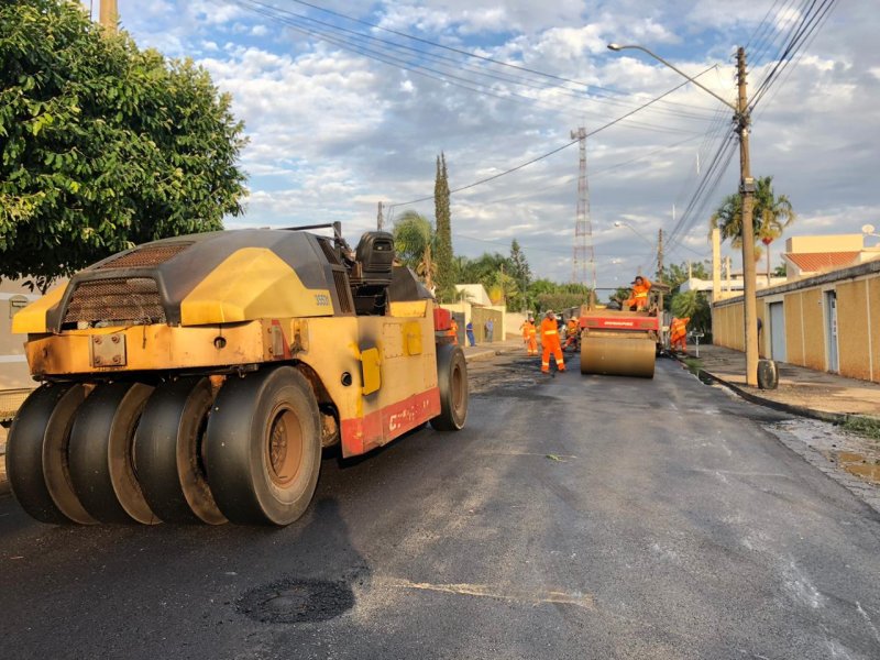 Etapa: Recapeamento asfáltico chega em ruas do Village