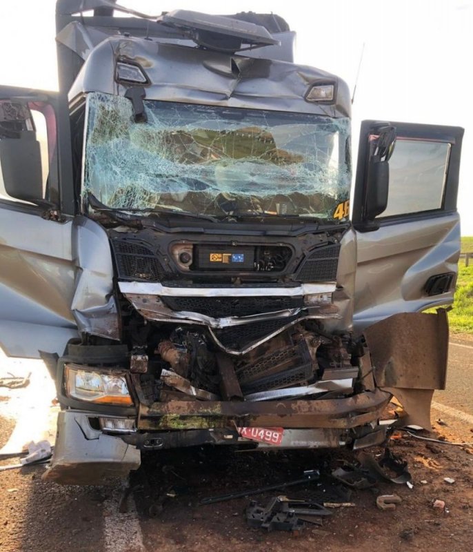 Motorista morre ao bater caminhão na traseira de canavieiro na Rondon