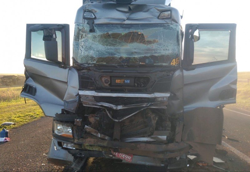 Motorista morre após bater na traseira de caminhão