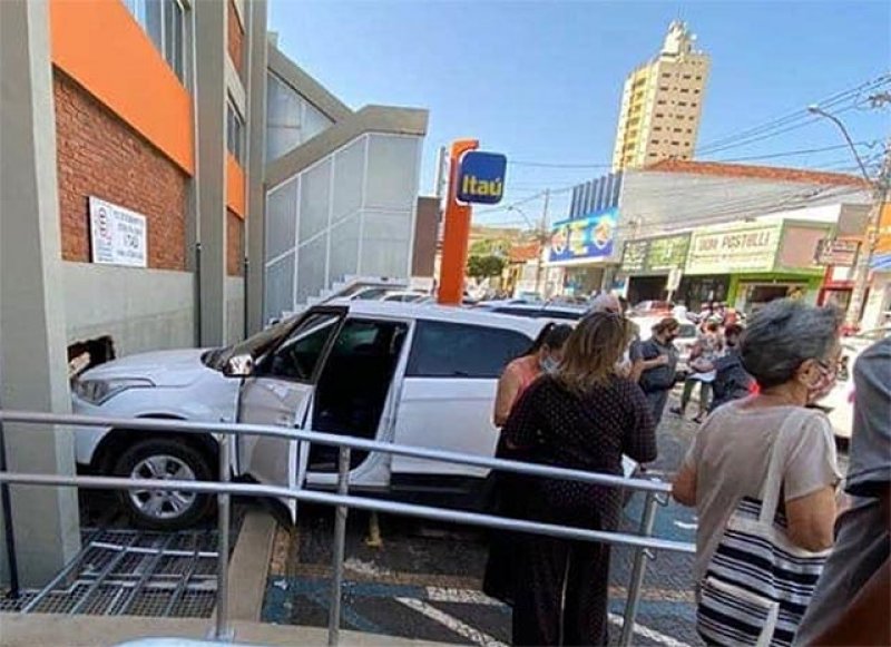Carro perde controle e bate na parede de banco