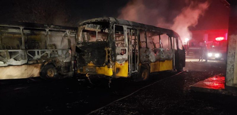 Penápolis: Três ônibus são incendiados em pátio de empresa