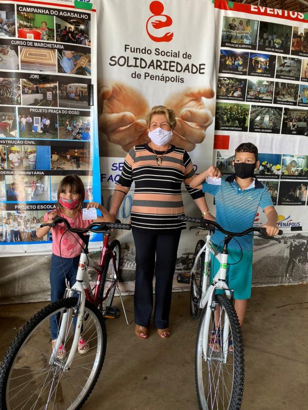 Fundo Social entrega bicicletas sorteadas a doadores de agasalhos