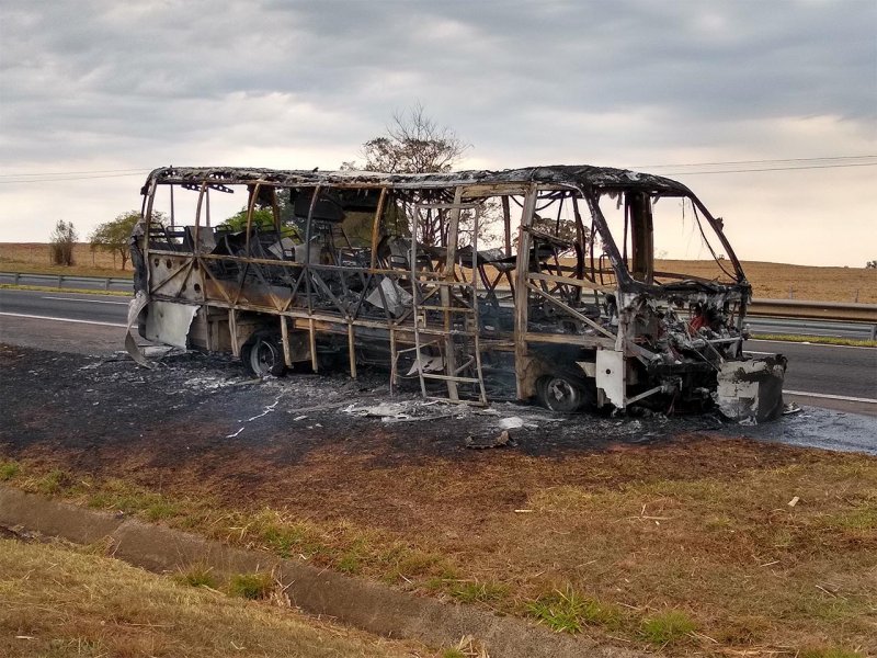 Incêndio destrói micro-ônibus que retornava do AME de Araçatuba para Penápolis