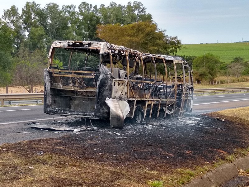 Ônibus com pacientes do AME pega fogo na Rondon