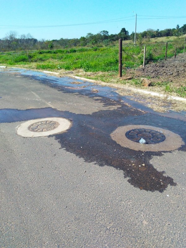 Moradores relatam problema de esgoto em bairro de Penápolis