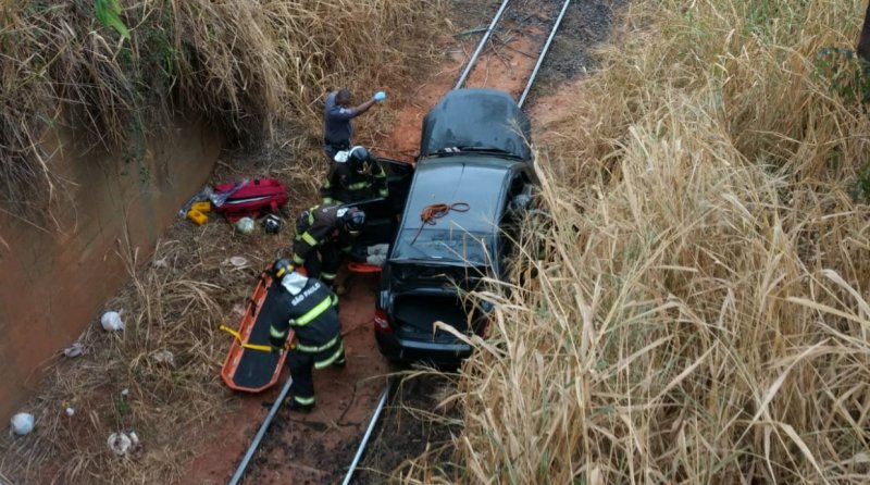 Motorista perde controle e carro cai na linha férrea em Avanhandava