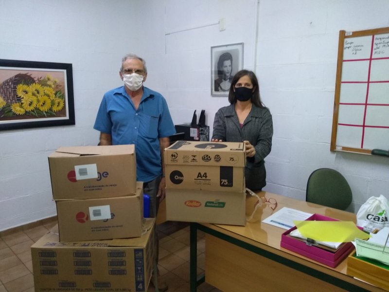 Solidariedade: Alunos promovem arrecadação de agasalhos em drive thru