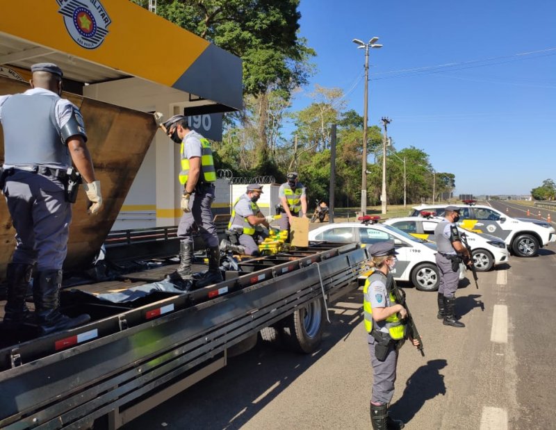Polícia Militar Rodoviária encontra caminhão com tijolos de maconha