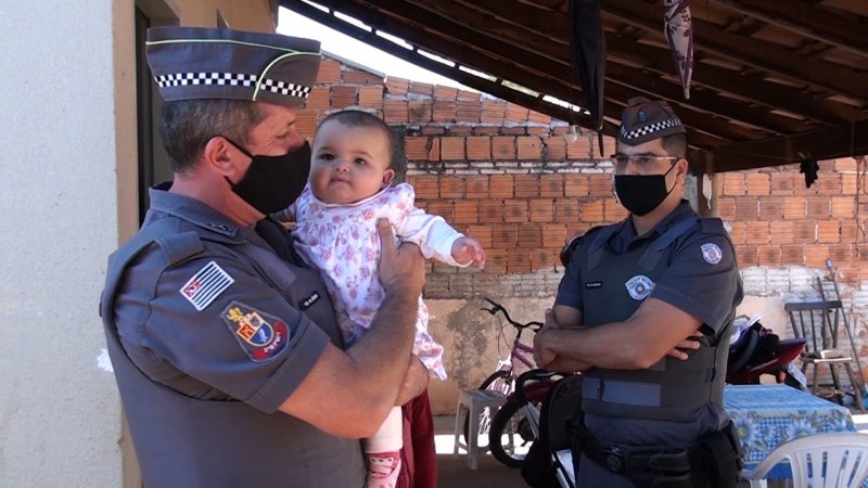 Bebê que engasgou com leite tem alta e recebe visita de PMs que a socorreram